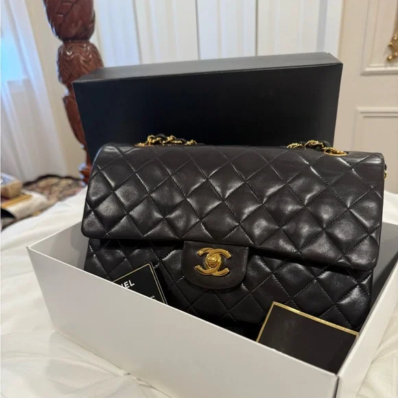 CHANEL Black lambskin medium classic flap - Picture 3 of 17